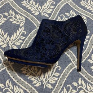 June Ambrose Navy Suede Laser Cut Embroidered Pointed Toe 4.5”, Size 8.5W